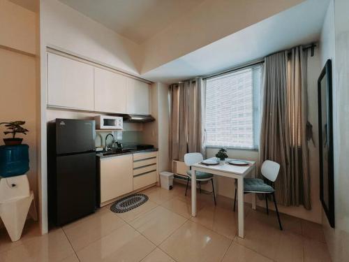 Kuchyň nebo kuchyňský kout v ubytování Hooga Home Calxy Residences Near Ayala Center Unit 10E