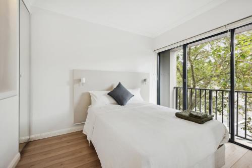 En eller flere senge i et værelse på WILL246P - 2BR Modern Central Apartment