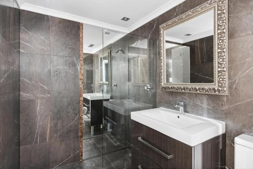 Et badeværelse på WILL246P - 2BR Modern Central Apartment
