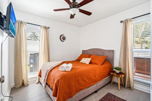 een slaapkamer met een bed met twee handdoeken erop bij Gorgeous open concept 4 BR with heated pool and lounge area in Fort Lauderdale