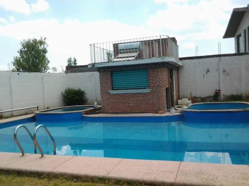 a house with a swimming pool in a yard at Hotel La Loma in Huasca de Ocampo