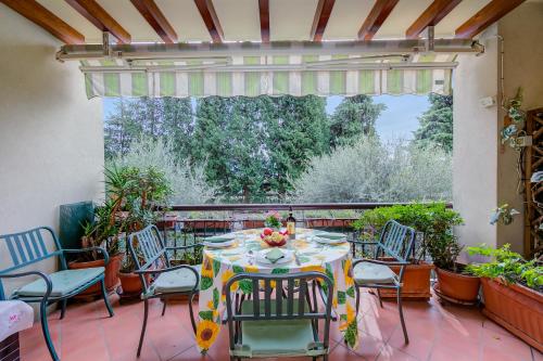 d'une terrasse avec une table et des chaises. dans l'établissement Verde Giada with pool - Happy Rentals, à Toscolano Maderno
