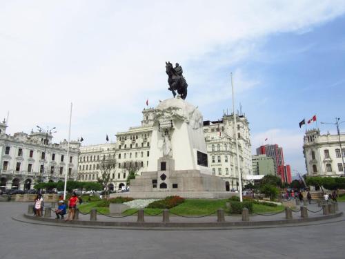 una estatua frente a un edificio con un edificio en Lima ciudad de los reyes en Lima