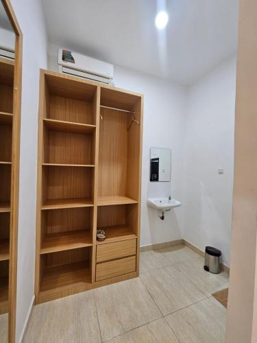 a room with a book shelf with a tv on it at LOSMEN 88 in Ratodena