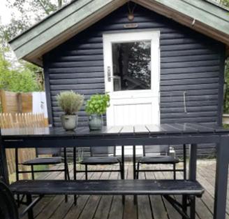 uma mesa e cadeiras num deque com uma casa em Cozy Cottage Nearby Great Sandy Beach em Højby