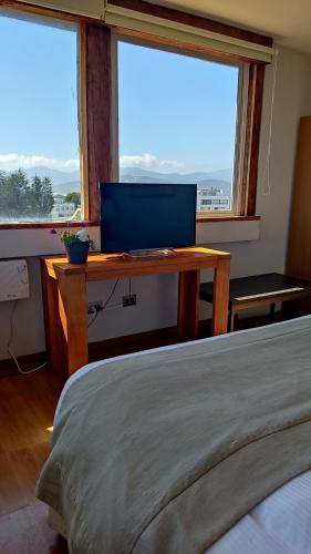 a bedroom with a desk with a computer on it at Hotel Green en Marbella in Maitencillo