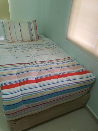 Ένα ή περισσότερα κρεβάτια σε δωμάτιο στο HOMESTAY ALI IMRAN