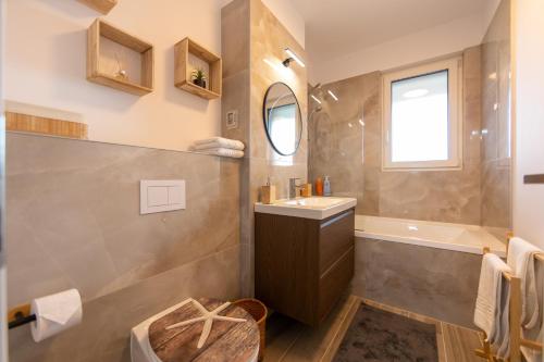 Ένα μπάνιο στο A & A Turquoise City View Apartment - By OpenHouse