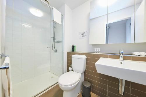 een badkamer met een toilet, een wastafel en een douche bij Elevated Bliss - Spectacular Views from Level 32 in Melbourne