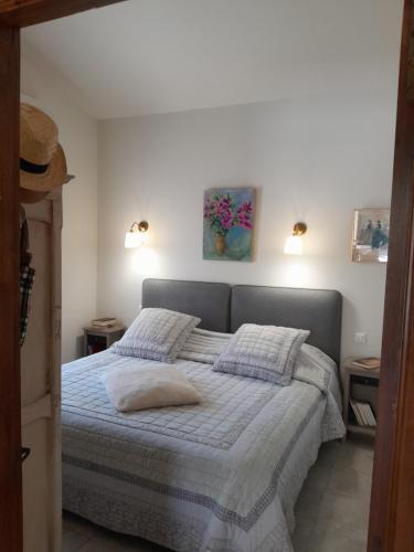 une chambre avec un lit avec deux oreillers dans l'établissement Le Mazet de Louise, à Saint-Rémy-de-Provence