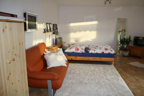 ein Wohnzimmer mit einem Sofa und einem Bett in der Unterkunft Haus Sonnengarten in Seelbach
