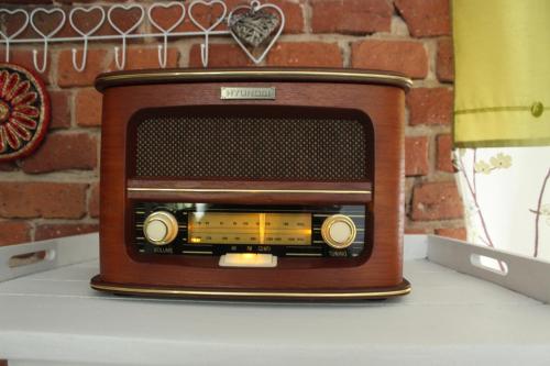 an old radio sitting on top of a table at Domek Podróżniczy in Łódź