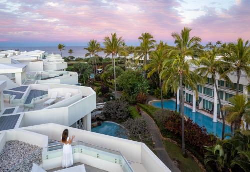 een vrouw op het balkon van een gebouw bij Sheraton Grand Mirage Resort Gold Coast in Gold Coast