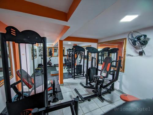een fitnessruimte met veel fitnessapparatuur in een kamer bij Hotel e Restaurante Rio Mar in Valença