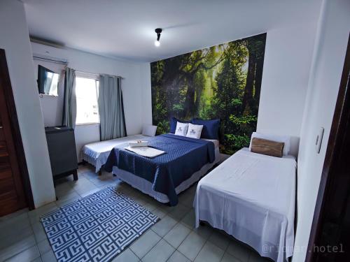 - une chambre avec 2 lits et un tableau mural dans l'établissement Hotel e Restaurante Rio Mar, à Valença