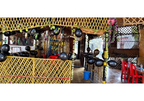 una habitación con una mesa y un montón de globos en Corbett Madhavi Homestay, en Belparāo