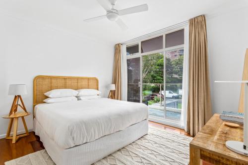 سرير أو أسرّة في غرفة في Executive 3-Bed Apartment with Harbour Views