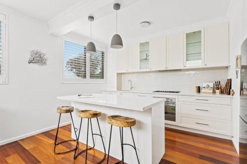 A cozinha ou cozinha compacta de Executive 3-Bed Apartment with Harbour Views