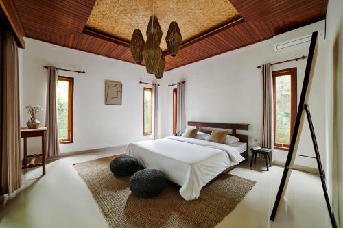 een slaapkamer met een bed en een houten plafond bij 26# 2 bed Parq Ubud in Ubud