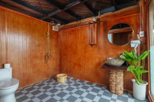 uma casa de banho com um WC e um lavatório em Gateway inn Puluong em Thanh Hóa