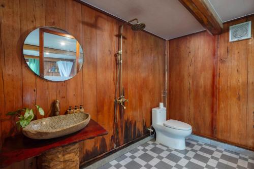 a bathroom with a sink and a toilet and a mirror at Gateway Inn Puluong in Pu Luong