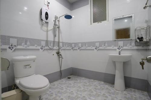 y baño con aseo y lavamanos. en Hotel Trâm Anh 2 en Nhơn Trạch