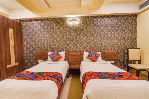 pokój z 2 łóżkami w pokoju w obiekcie FabHotel Ginger Suites w mieście Bengaluru