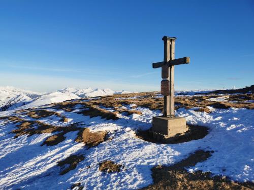 a cross on the top of a snow covered hill at Modern Studio Perauer in Gmünd in Kärnten