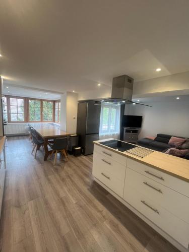 Il comprend une cuisine et un salon avec un lit et une table. dans l'établissement Gîte des roses, à Diebolsheim