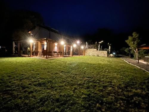 ein Haus in der Nacht mit einem großen Grasfeld in der Unterkunft Casa Natura 40 in Parghelia