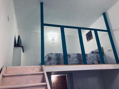 a bedroom with a bunk bed in a room at Studio apartament in Arad