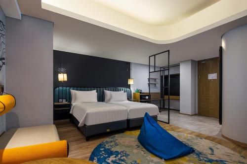 Postel nebo postele na pokoji v ubytování Luminor Hotel Purwokerto By WH