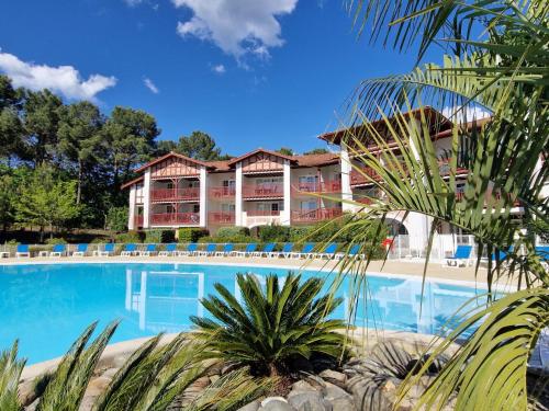 een uitzicht op een resort met zwembad bij Appartements au coeur du golf, proche du lac et vélodyssée in Biscarrosse