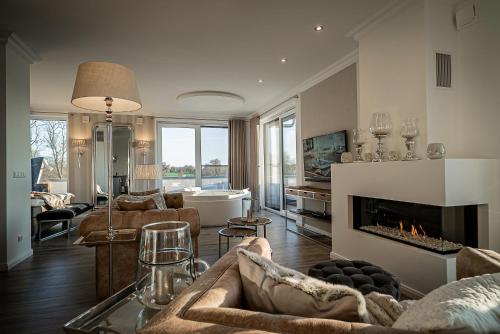 sala de estar con sofá y chimenea en Luxus Spa Penthouse Royal, en Göhren-Lebbin