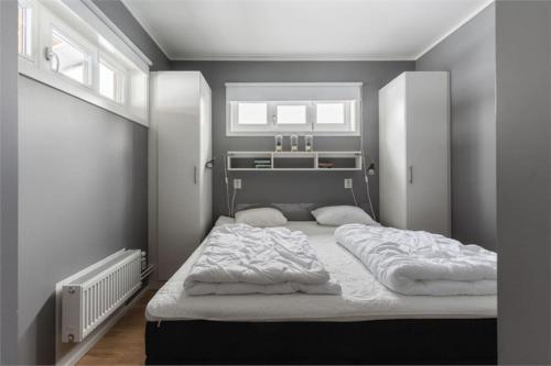 Järbo的住宿－KungsbergetNatur，一间小卧室,内配一张大床