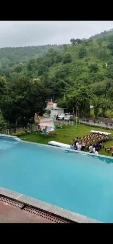 una vista desde la parte superior de una piscina en Maruti Paradise Resort, en Udaipur