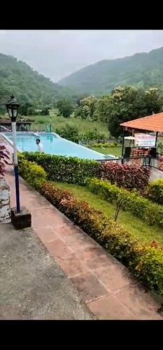 烏代浦的住宿－Maruti Paradise Resort，从房子里可欣赏到游泳池的景色