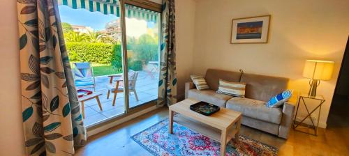 un salon avec un canapé et une table dans l'établissement 45m2 with garden in Saint-Raphaël, à Saint-Raphaël
