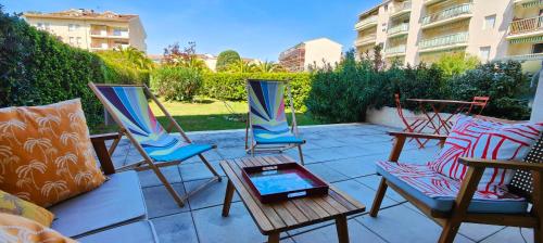 d'une terrasse avec trois chaises et une table. dans l'établissement 45m2 with garden in Saint-Raphaël, à Saint-Raphaël