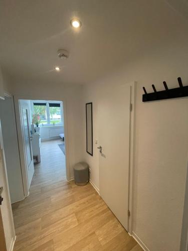 een hal met een deur naar een woonkamer bij Moderne Wohnung in Uninähe in Maagdenburg