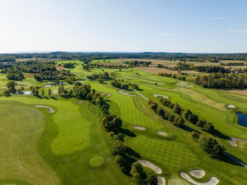 una vista aérea de un campo de golf en Grend Stavern en Larvik