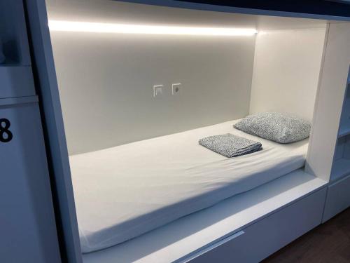 uma cama num quarto com duas almofadas em Naap em Valência