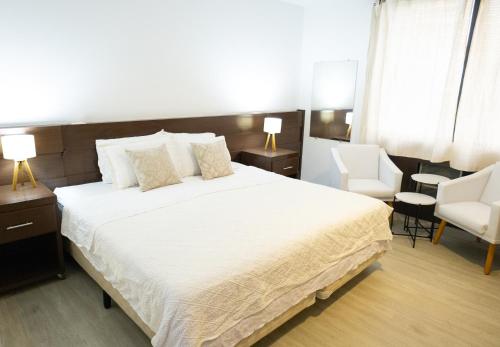 Un pat sau paturi într-o cameră la Edifício Flat Hotel Congonhas