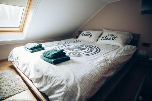 卡尼札的住宿－Villa Marta，卧室里一张带两条毛巾的床