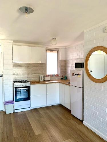 Una cocina o cocineta en Location Location Vacation