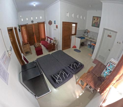 einen Blick über ein Wohnzimmer mit einem Tisch in der Unterkunft Sare Homestay Jogja in Gondowulung