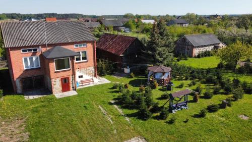 an aerial view of a house in a yard at Sielski Dom (dotrzesz bez auta!) 