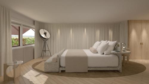 una camera da letto con un letto e un orologio sul muro di Hôtel Le Saint-James a Bouliac