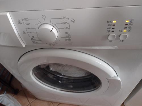アルバ・アドリアティカにあるCasa sul mareのコントロールパネル付きの洗濯機