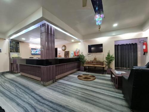 eine Lobby mit einem Wartebereich und einer Bar in der Unterkunft Hotel Ellora Cooch Behar in Kuch Bihār